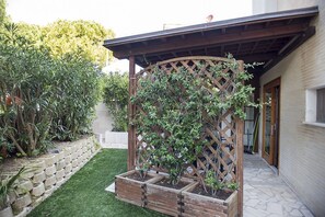 Property grounds - M225 - Marcelli, new one bedroom apartment with garden (Marcelli)