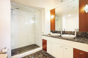 Shower, hair dryer, towels