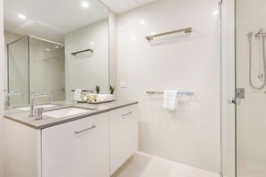 Jetted bath, hair dryer, towels