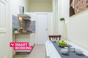 Frigorifero, bollitore elettrico, tostapane, pentole/stoviglie/utensili