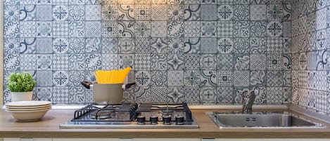Frigorifero, bollitore elettrico, tostapane, pentole/stoviglie/utensili