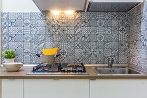 Frigorifero, bollitore elettrico, tostapane, pentole/stoviglie/utensili