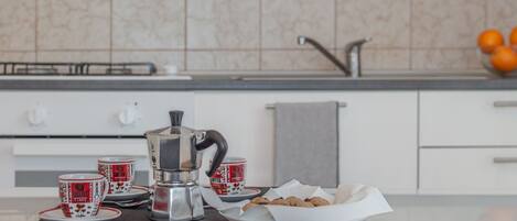 Réfrigérateur, four, batterie de cuisine, vaisselle et ustensiles