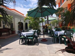 Outdoor dining - Hotel Boutique La Pergola (Manzanillo)