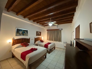 デラックス スタジオスイート | 低刺激性寝具、セーフティボックス (室内)、遮光カーテン、アイロン / アイロン台