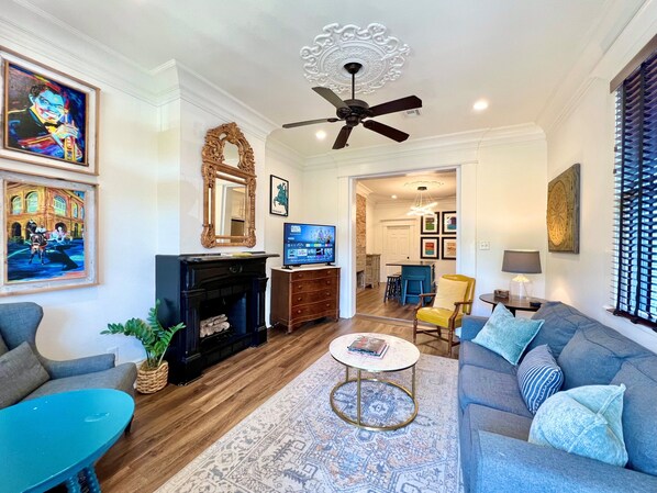 Téléviseur connecté, foyer, livres, chaîne audio