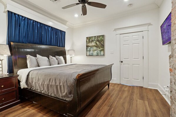 Escritorio, tabla de planchar con plancha, cuna de viaje y wifi gratis 