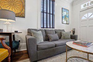 Smart-TV, Kamin, Bücher, Stereoanlage