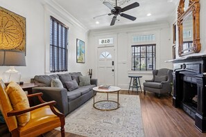 Unclassified image, 4 of 35, button