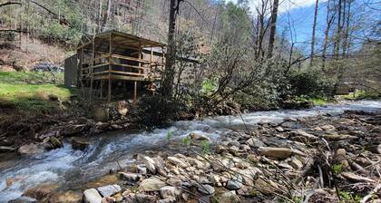 Savuvuori räjähdyttää rohkeaa virtaa ja kylpytynnyriä