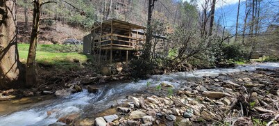 Smoky Mountain Tiny Cabin On Bold Stream With Private Hot Tub