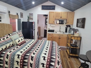 1 bedroom, free WiFi, bed sheets - Smoky Mountain Tiny Cabin On Bold Stream With Private Hot Tub (Flag Pond)