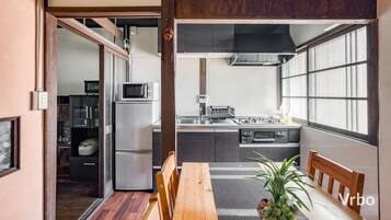 冷蔵庫、電子レンジ、コンロ、電気ポット