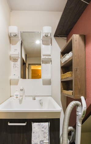Combined shower/bathtub, hair dryer, soap, shampoo