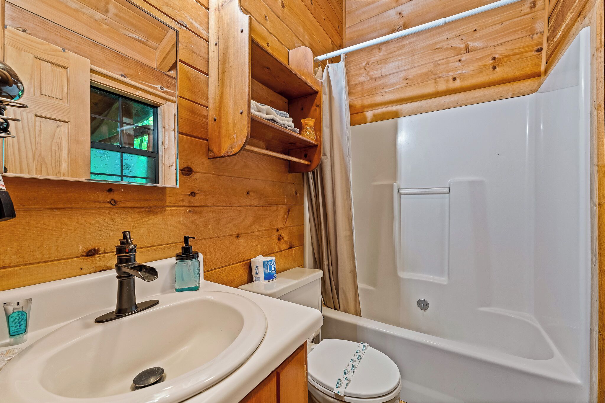 Combined shower/bathtub, hair dryer, towels