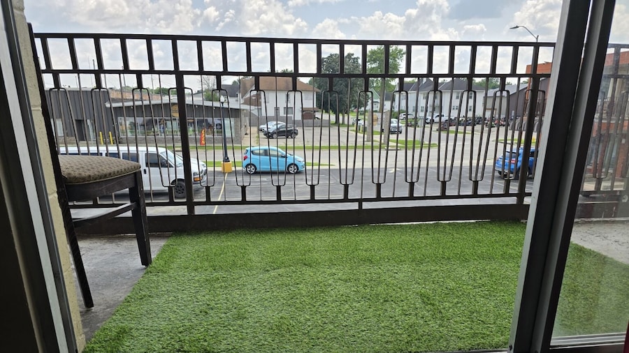 Econo Lodge Inn & Suites