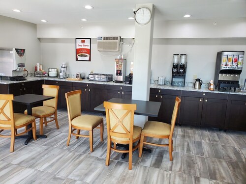 Econo Lodge Inn & Suites Mason City - Clear Lake