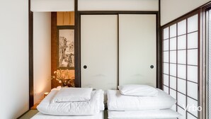 Um quarto tradicional japonês com tatames, porta de shoji e futon.