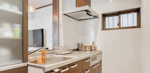 Fridge, microwave, oven, stovetop - Permitted Properties Osaka sightseeing location, convenient access, family friendly, large room (大阪市浪速区恵美須東)