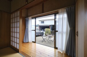 Family House | 2 bedrooms, desk, blackout drapes, free WiFi