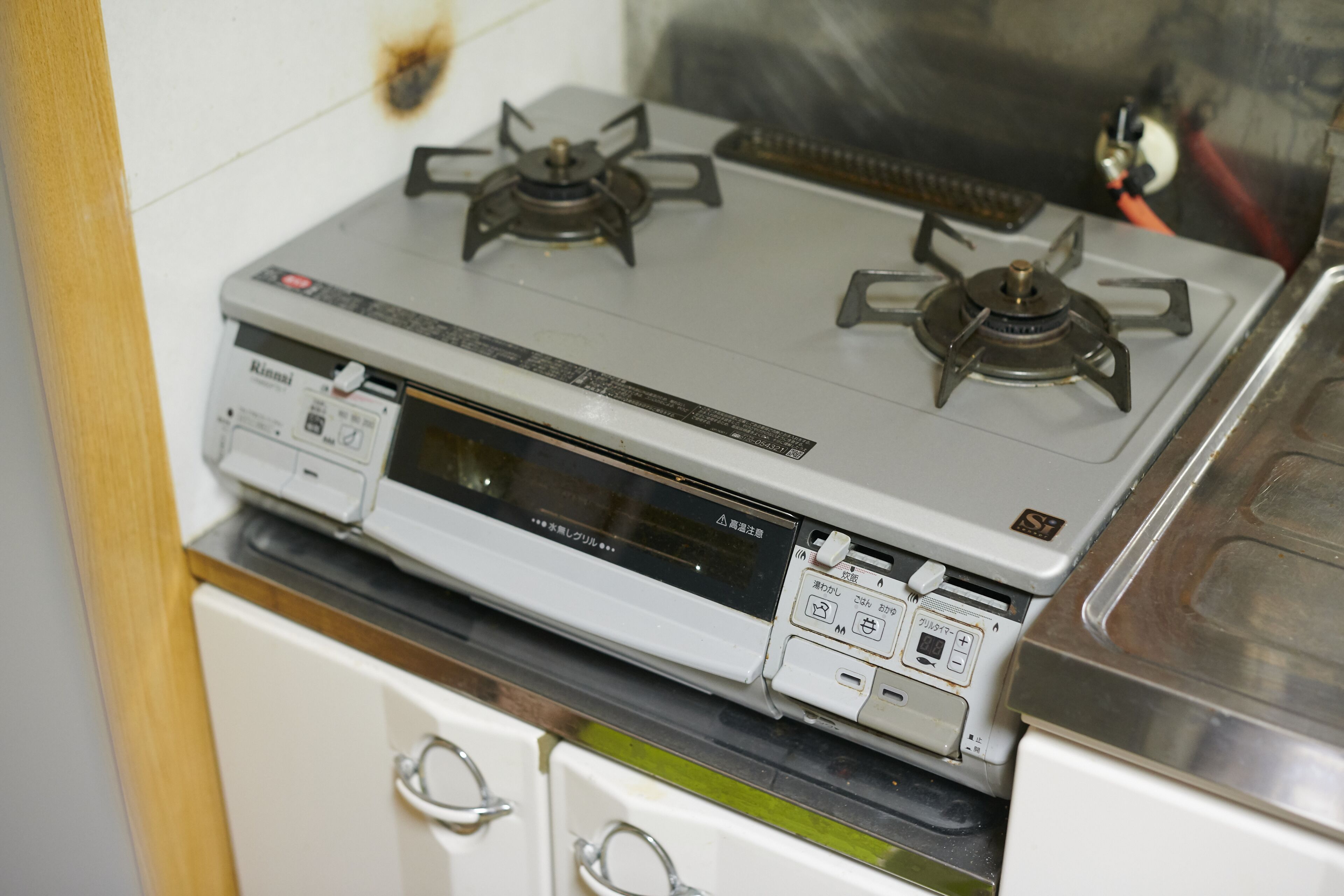 Una cucina con piano cottura a gas e forno integrato.