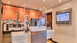 Reception - Premier Inn Isle of Wight Sandown - Seafront (Sandown)