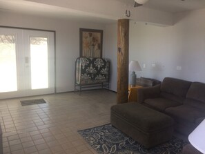 Smart TV, books - King bed 3 miles to downtown (Prescott)