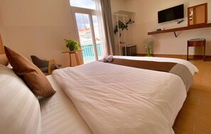 Deluxe-Doppelzimmer, 1 Queen-Bett, Stadtblick | Bettwäsche aus ägyptischer Baumwolle, hochwertige Bettwaren, Minibar