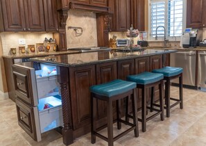 冷蔵庫、電子レンジ、オーブン、コンロ