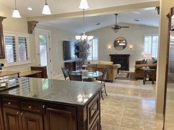 スマートテレビ、暖炉、DVD プレーヤー、ビデオライブラリ