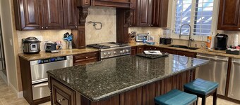 ✨GILBERT GETAWAY✨Special fall rates! Beautiful home with lots of amenities!