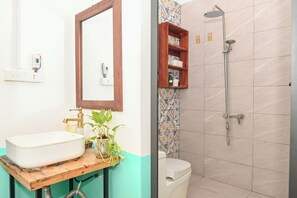Shower, rainfall showerhead, free toiletries, hair dryer - Sunny Hanoi Homestay (Hanoi)