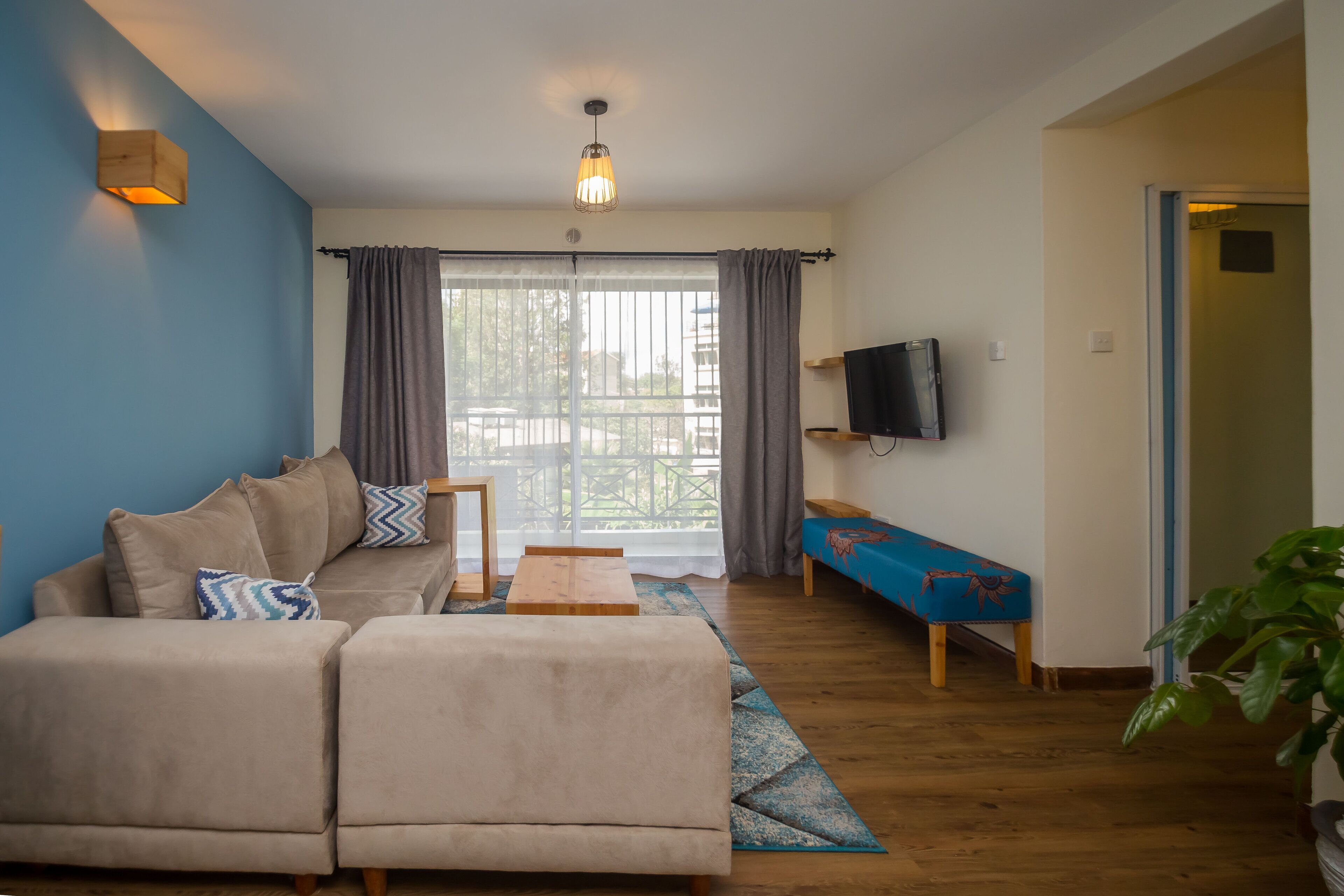Deluxe-Apartment, 2 Schlafzimmer, Poolblick | Wohnzimmer | 48-Zoll-Flachbildfernseher mit Kabelempfang, Fernseher, DVD-Player