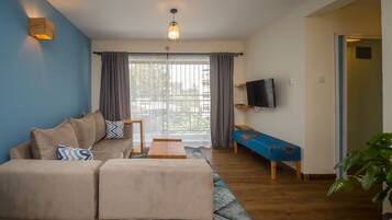 Deluxe-Apartment, 2 Schlafzimmer, Poolblick | Wohnzimmer | 48-Zoll-Flachbildfernseher mit Kabelempfang, Fernseher, DVD-Player