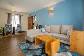 Apartamento Deluxe, 2 habitaciones, vistas a la piscina | Sala de estar | Televisión de pantalla plana de 48 pulgadas con canales por cable