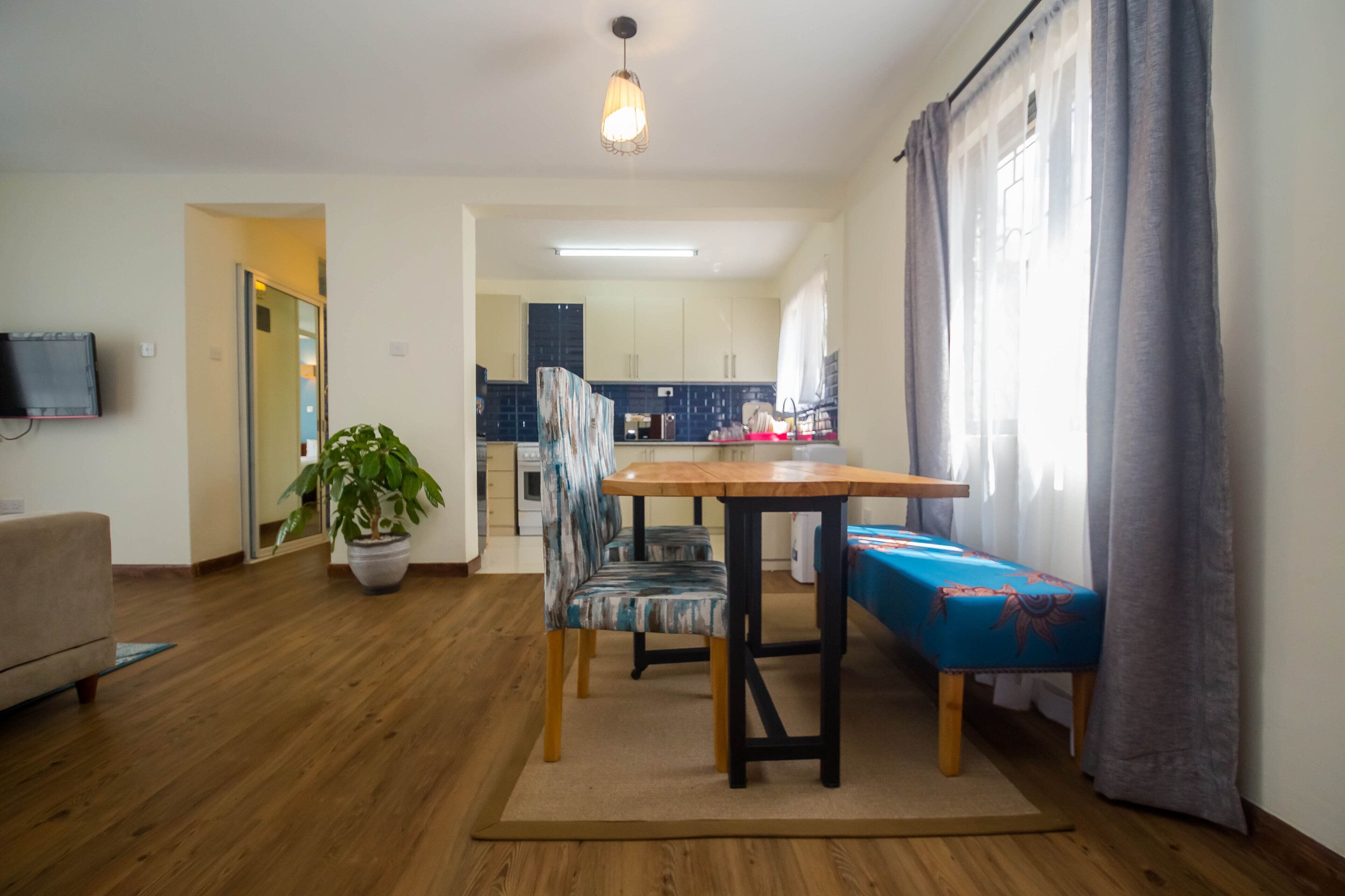 Deluxe-Apartment, 2 Schlafzimmer, Poolblick | Wohnbereich | 48-Zoll-Flachbildfernseher mit Kabelempfang, Fernseher, DVD-Player