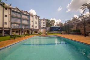 Una piscina al aire libre