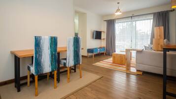 公寓, 1 間臥室, 花園景 | 客廳 | 48 吋平面電視連有線電視頻道、電視、DVD 播放機