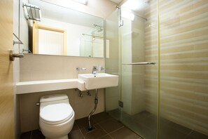 Standard Room (13 PY) | Bilik Mandi | Pancuran mandi, kelengkapan dandanan diri percuma, pengering rambut 