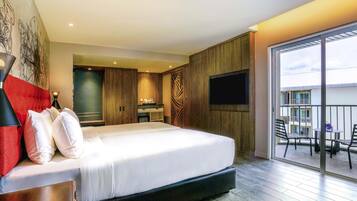 Selimut bulu angsa, tempat tidur Select Comfort, minibar, dan brankas