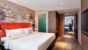 Phòng đôi Deluxe, nhiều giường | Chăn bông, nệm Select Comfort, minibar, két bảo mật tại phòng