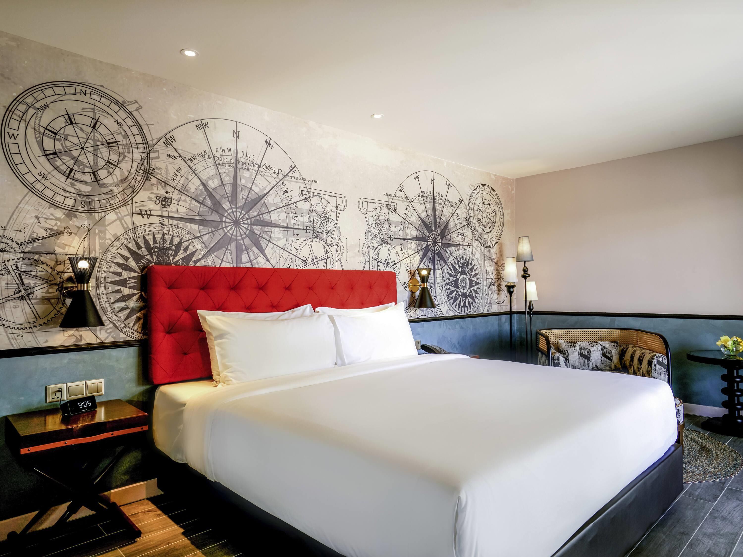 ألحفة محشوة بالريش وأسرّة سليكت كومفورت وميني بار وخزنة داخل الغرفة