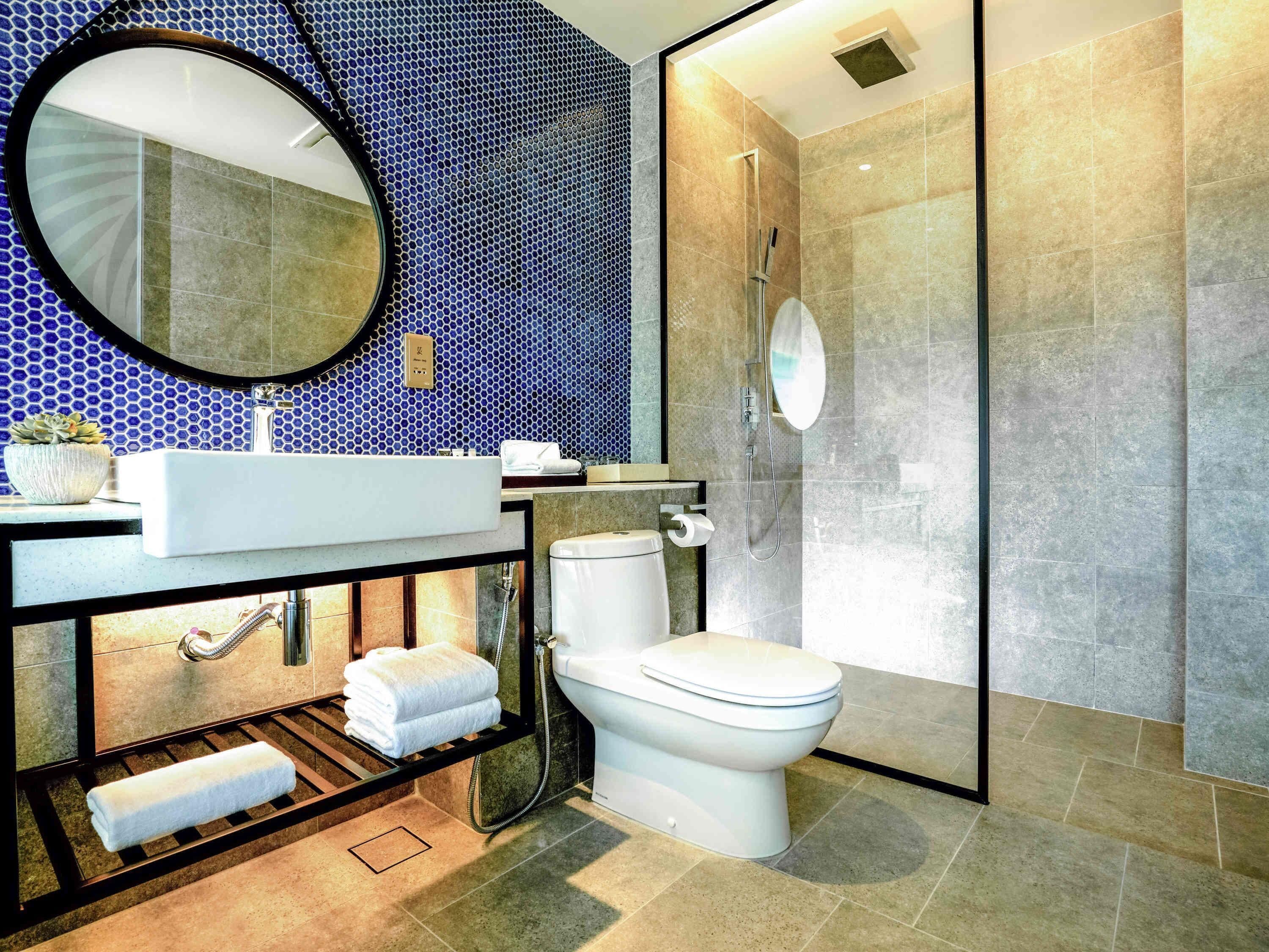 ألحفة محشوة بالريش وأسرّة سليكت كوم فورت وميني بار وخزنة داخل الغرفة