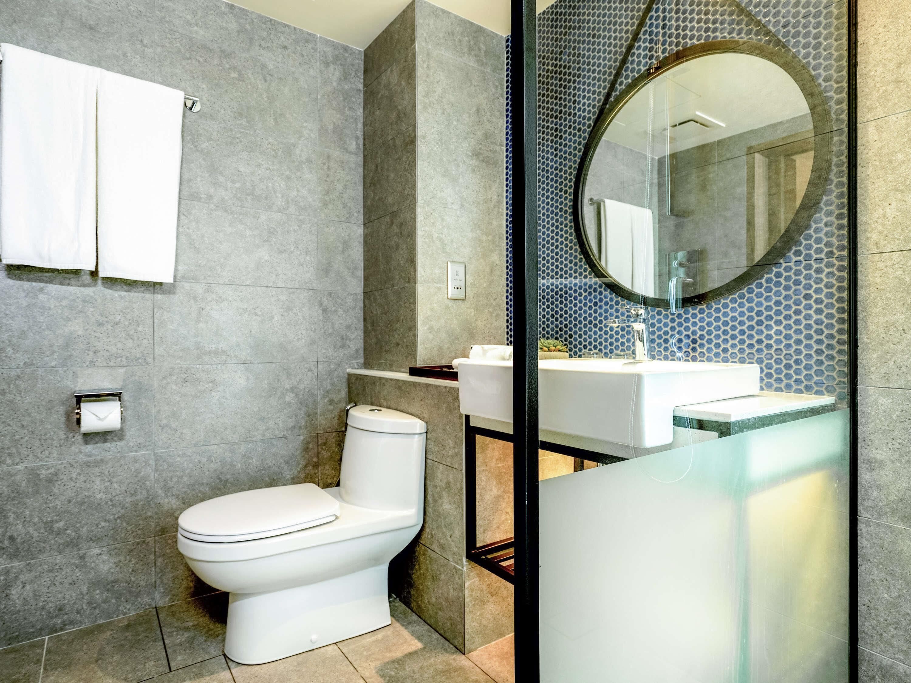 ألحفة محشوة بالريش و أسرّة سليكت كومفورت وميني بار وخزنة داخل الغرفة