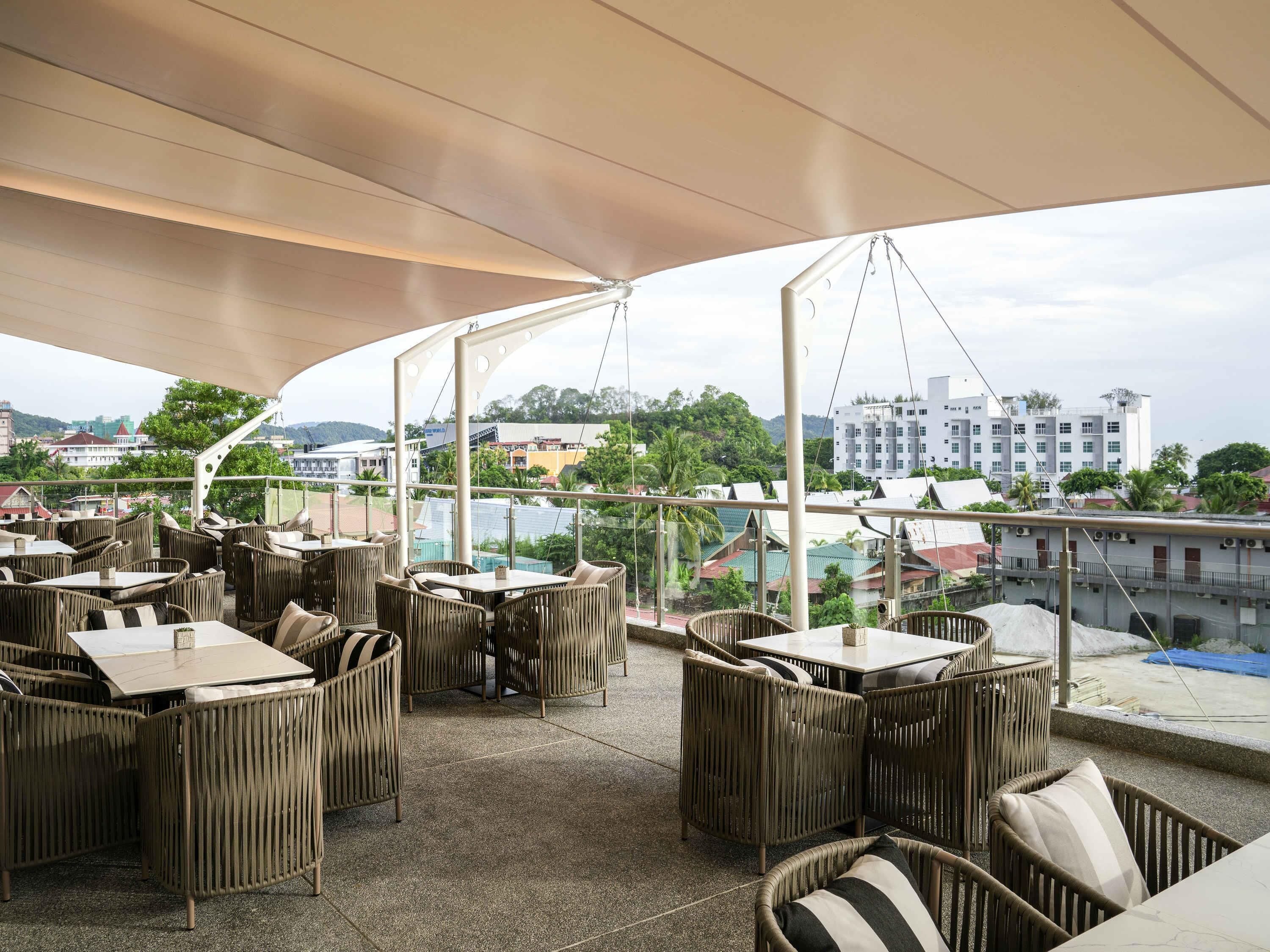 Phục vụ bữa sáng, bữa trưa, bữa tối, món ăn mang phong cách quốc tế 