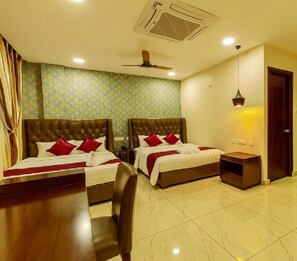 Minibar, desk, iron/ironing board, free WiFi - Hotel Akshay Grand (Chennai)