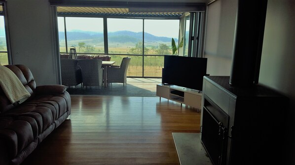 Téléviseur connecté, foyer, lecteur de DVD, livres