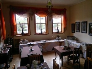 Café da manhã inglês grátis todos os dias