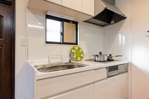 Private Vacation Home 1F | Private kitchenette | Fridge, microwave, cookware/dishes/utensils - Otsuka 5 Chome (Tokyo)