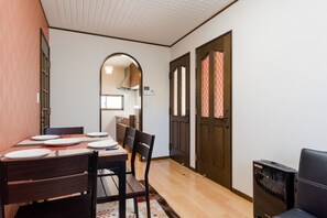 Ferienhaus (Private Vacation, 2F) | Wohnbereich | Flachbildfernseher